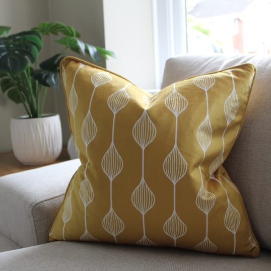 VELVET DECOR GOLD CUSHION