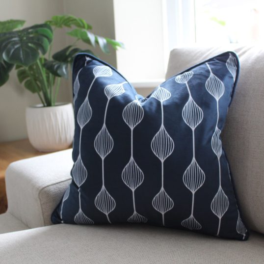 VELVET DECOR NAVY CUSHION