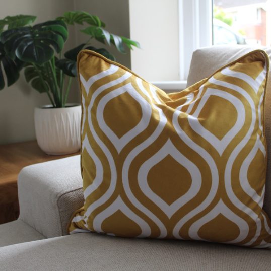 VELVET GEOMETRIC GOLD CUSHION