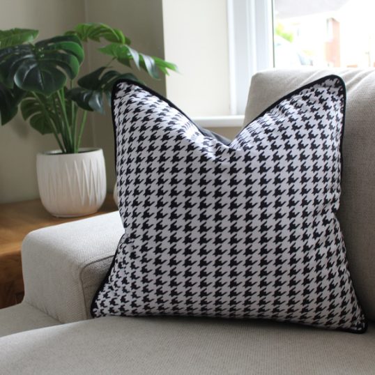 VELVET HOUNDSTOOTH BLACK CUSHION